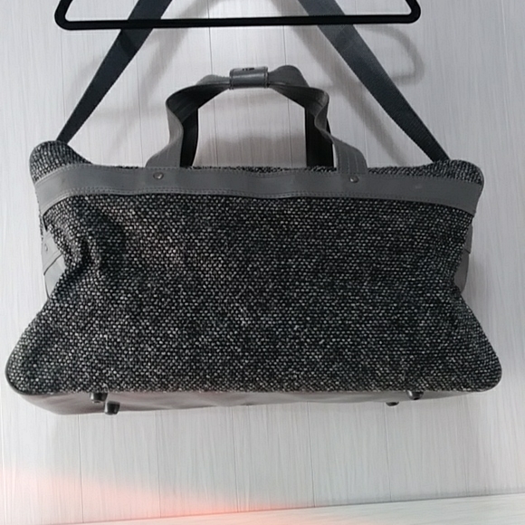 Oscar de la renta travel bag. Sz 20 in 12 in 5in color gray in good con. - Picture 5 of 11